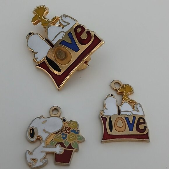 Vintage Snoopy pin and two charms - Picture 5 of 5